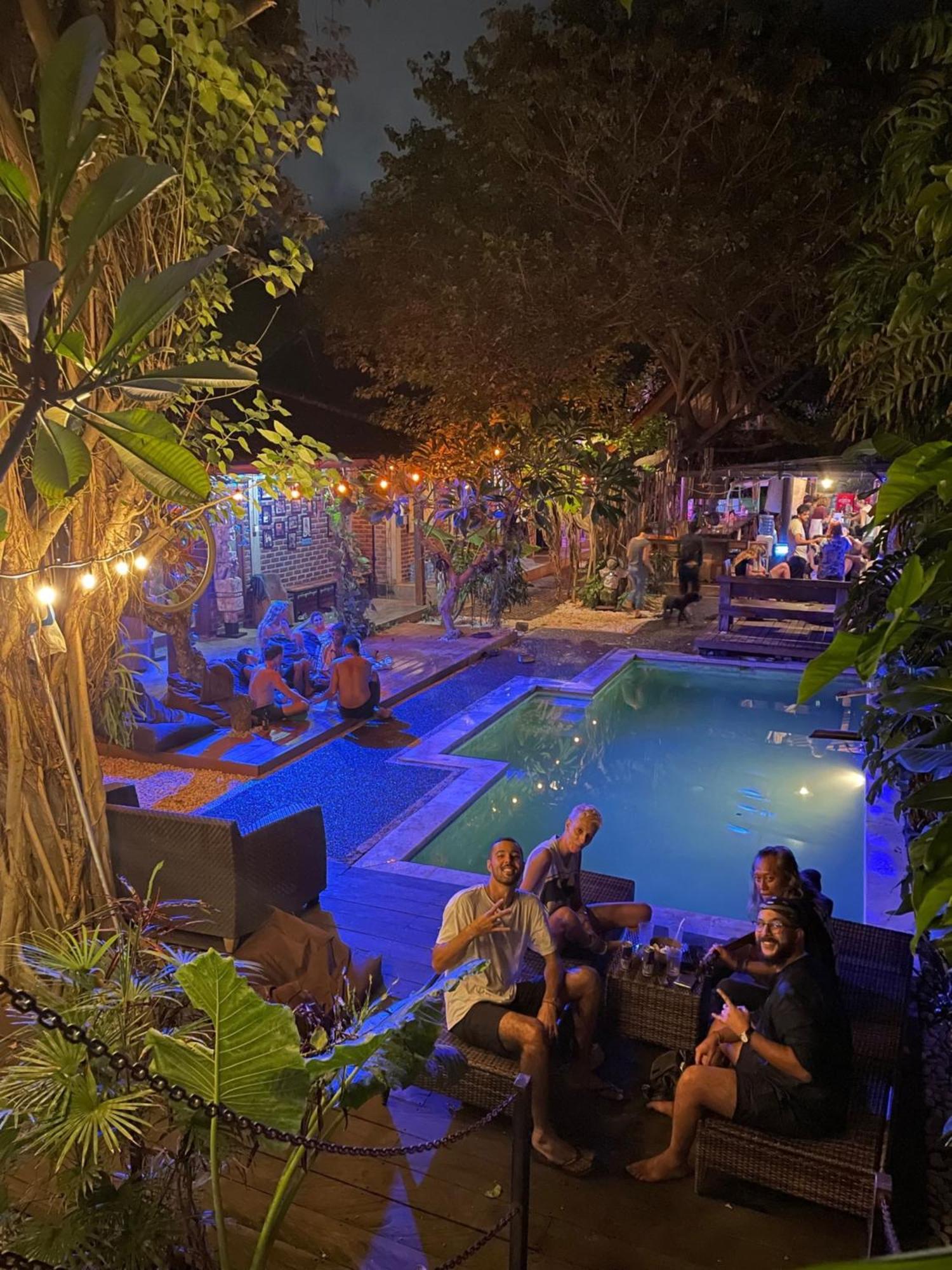 Da Housetel Kuta Hostel Кута Екстериор снимка