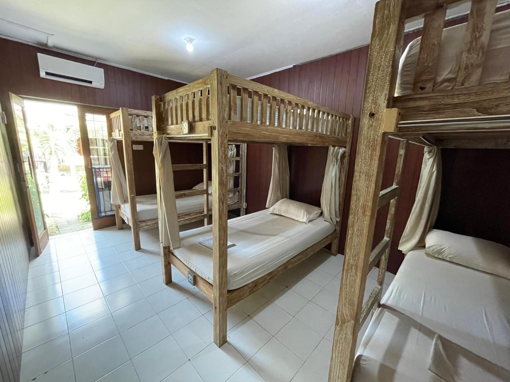 Da Housetel Kuta Hostel Кута Екстериор снимка